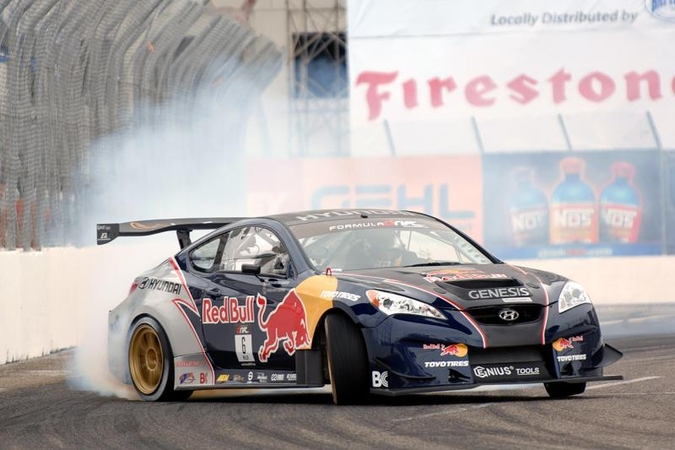 Neregėtas „Hyundai Genesis“ kupė modelio „driftas“