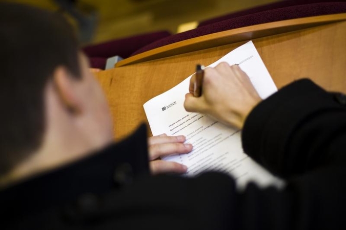Teismas: palengvintas lietuvių k. egzaminas prieštaravo Konstitucijai