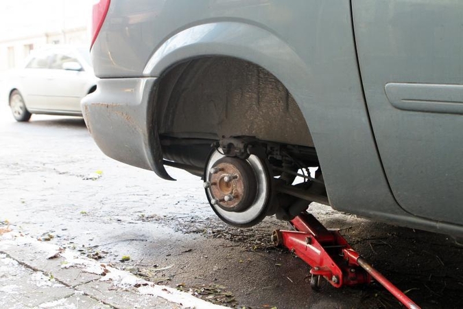 Klaipėdoje vagys „nuavė“ du automobilius