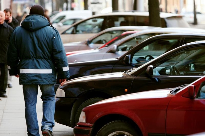 Už automobilių stovėjimą tarpušvenčiu mokėti nereikės
