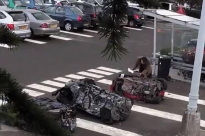 Iš automobilio teliko metalo krūva (juodas humoras)