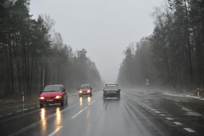 Didžiojoje šalies dalyje eismo sąlygas sunkina šlapdriba
