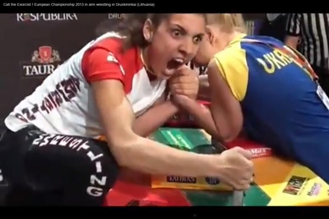 Rankų lenkimo čempionate gruzinė klykavo it skerdžiama