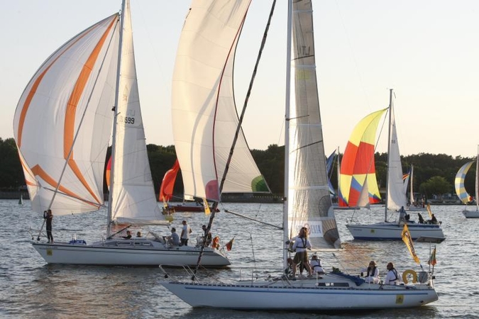 Švyturio Joninių nakties regata finišavo po sunkaus buriavimo