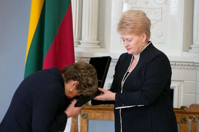 Atsiimdama prezidentui B.Jelcinui skirtą ordiną našlė jį pabučiavo