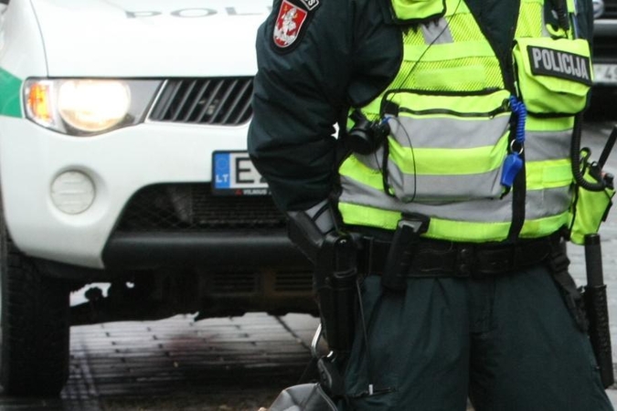Gelbėdamas sumuštą moterį pareigūnas liko be ryšio, suplėšyta liemene