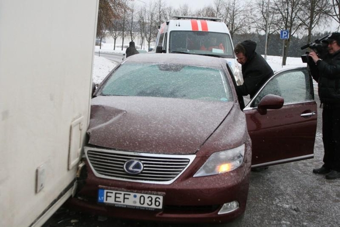 Vilniuje prabangus „Lexus“ rėžėsi į metadoną vežiojantį autobusiuką