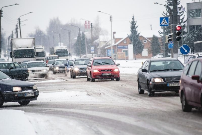 Iš ryto Kaune sklidžioje gatvėje partrenktas pėsčiasis