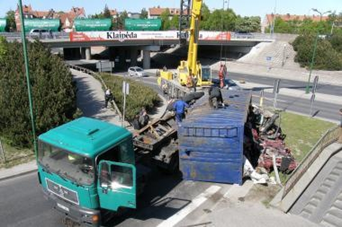 Klaipėdoje sunkvežimis pametė krovinį