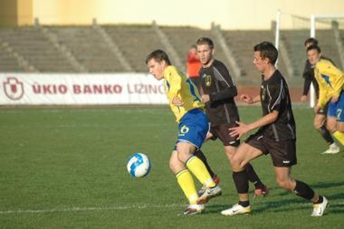 Pradininkas: D.Surblys (geltoni marškinėliai) – pirmasis „Atlanto“ futbolininkas, pelnęs įvartį Lietuvos II lygos Vakarų zonos čempionate.