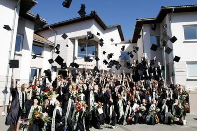 Akimirka: džiaugsmingo įvykio proga į viršų skriejo beveik šimtas absolventų kepuraičių.