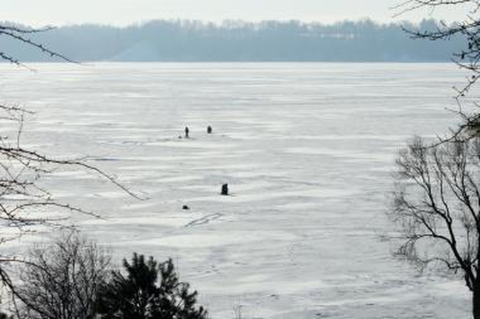 Žuvims stinga deguonies - gyventojai kviečiami valyti sniegą nuo ledo