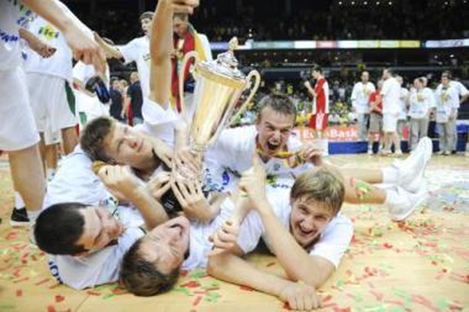 Čempionai: aštuoniolikmečių rinktinės džiaugsmas buvo dvigubas – jie Europos čempionais tapo Lietuvoje.