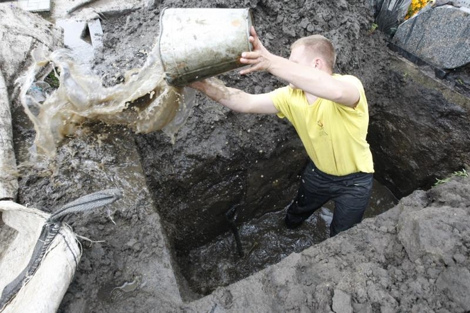 Artimųjų kapai Lėbartų kapinėse skęsta vandenyje
