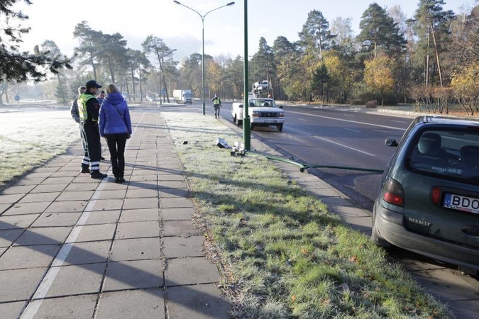 Dėl kelininkų aplaidumo vairuotojai liko ant ledo