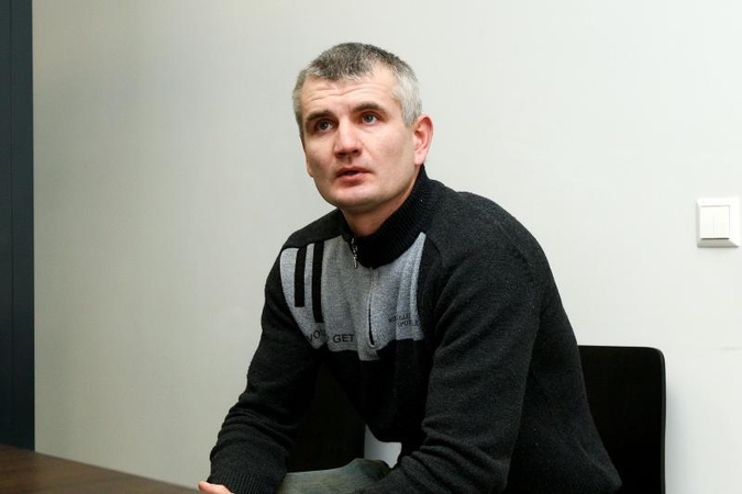 Kalinių prižiūrėtojui nepavyko paslėpti telefonų košėje