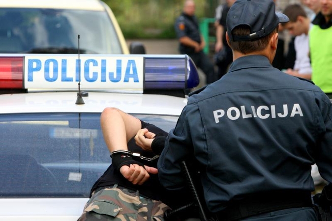 Policija: muzikantas „pamokytas“ elektrošoku, nes įžeidė pareigūnus