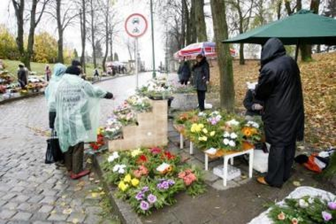 Paklausa: beveik šimtas leidimų prekiauti kapinių prieigose per Vėlines vakar buvo išdalyti per pusdienį.