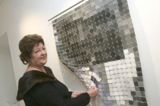 Išaudė: keramikos darbui "Skara" A.Keturakienė panaudojo 660 kaulinio porceliano plokštelių.