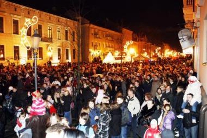 Linksmybės: "Friedricho pasažas", kuriame kas vakarą kalėdines giesmes gieda Klaipėdos jaunimo centro džiazo studijos "Junior City Jazz" merginos, tapo tikru traukos centru.