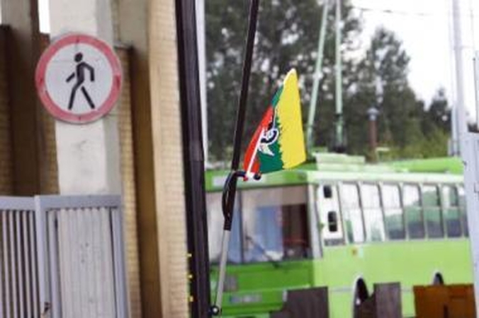 Nelaimė: vyrą prispaudė keletą tonų sveriantis troleibusas, kurį jis tuo metu remontavo.