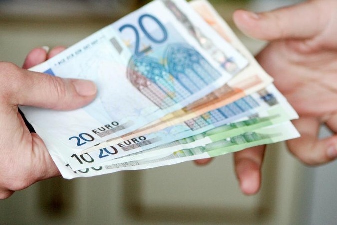Klaipėdietis už mašinas atsiskaitinėjo netikrais eurais   