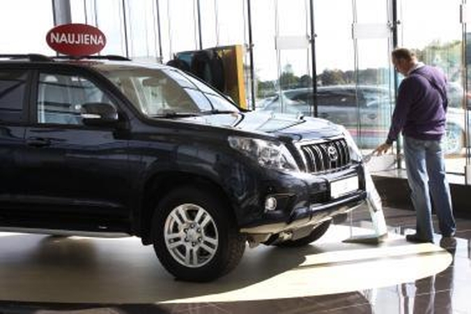 Nauji automobiliai vis dar dulka salonuose
