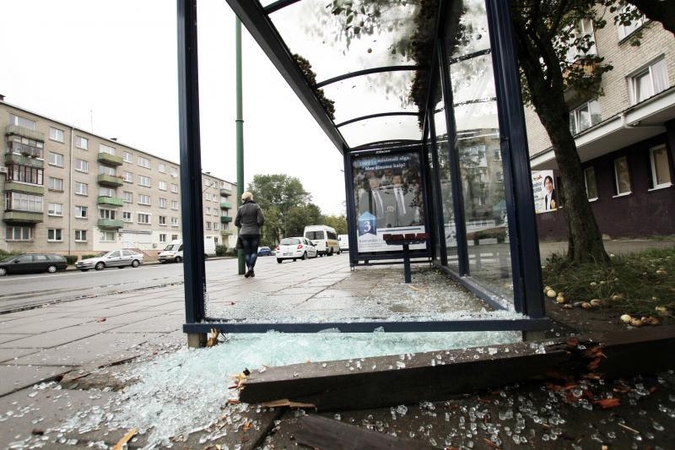 Vandalams patrauklus taikinys – autobusų stotelė