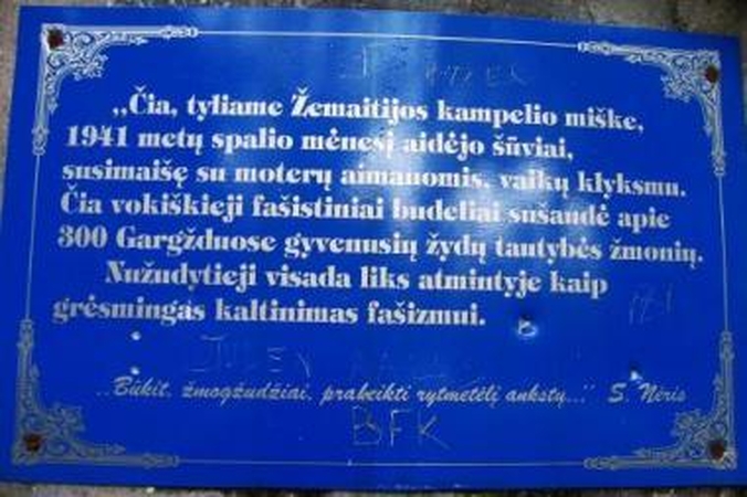 Panieka: žudynių vietą žyminti vieta buvo nuniokota ne kartą. Šiuo metu ant memorialo kabanti lentelė – apšaudyta, išmarginta svastikomis, užrašais "Juden raus" (žydai lauk).
