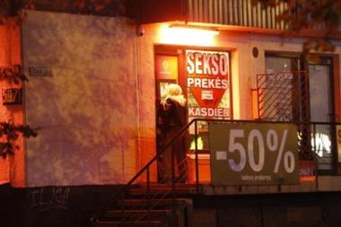 Judėjimas: prie ištisą parą dirbančios sekso parduotuvės "Amsterdamas" naktimis pirkėjų netrūksta.