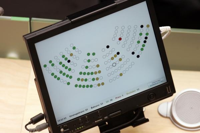 Valdantieji balsus medžios po vieną