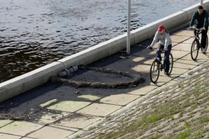 Nesibaigia: šioje Nemuno krantinės vietoje žiemą ir vasarą jau ne pirmi metai atkakliai sunkiasi teršalai.