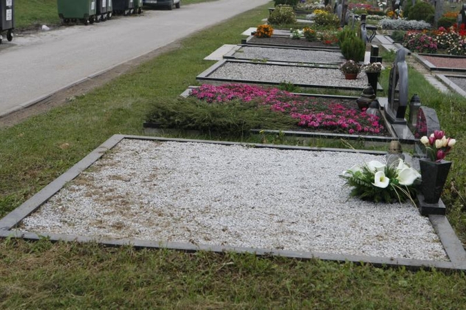 Lėbartų kapinėse šienpjoviai žolėmis užvertė kapus