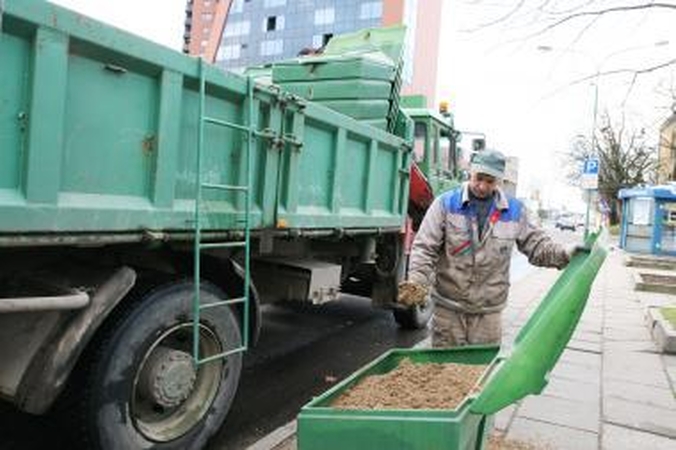 Gatvių valytojai pasirūpino smėliu
