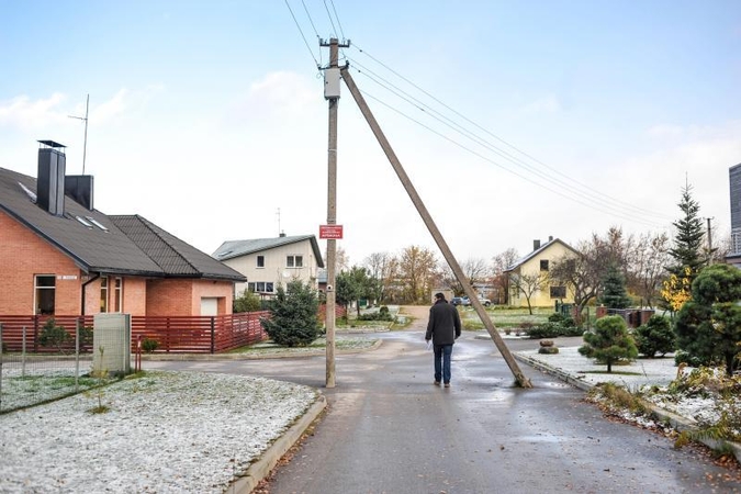 Vairuotojų siaubas – vidury gatvės styrantys stulpai