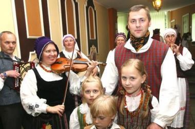 Autentiškas: tarp festivalio dalyvių – Kauno folkloro ansamblis "Žaisa".