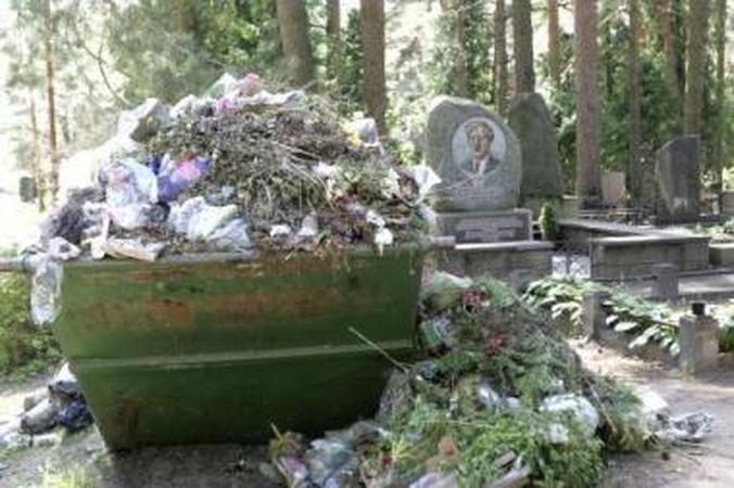 Situacija: konteineryje netelpančios šiukšlės krenta ant žemės ir grasina nustelbti greta esančius kapus.