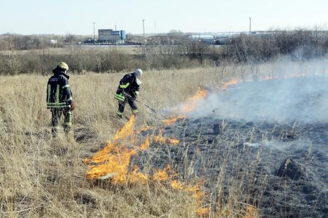 Ugniagesiai: žolės gaisrų padaugėja po pamokų