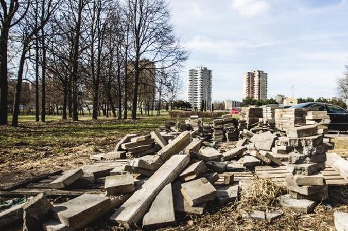 Skandalas: kauniečiams dovanotos plytelės ištirpo