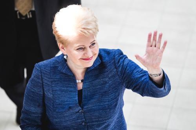 Kandidatai vis slapstosi