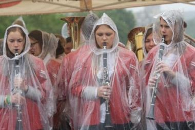 Nepasisekė: koncertuoti atvykę muzikantai tikėjosi sulaukti geresnio oro.