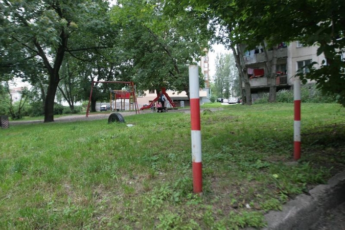 Apkasų g. kaimynus supjudė kuoliukai