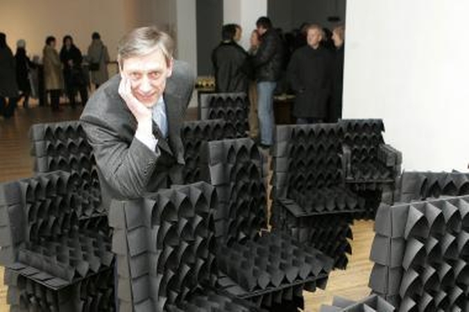 Braižas: atpažįstamas A.Žalpio kūrybos simbolis – popierinės kėdės-krėslai-postai, kuriomis menininkas pabrėžia ir įvairių postų trapumą.