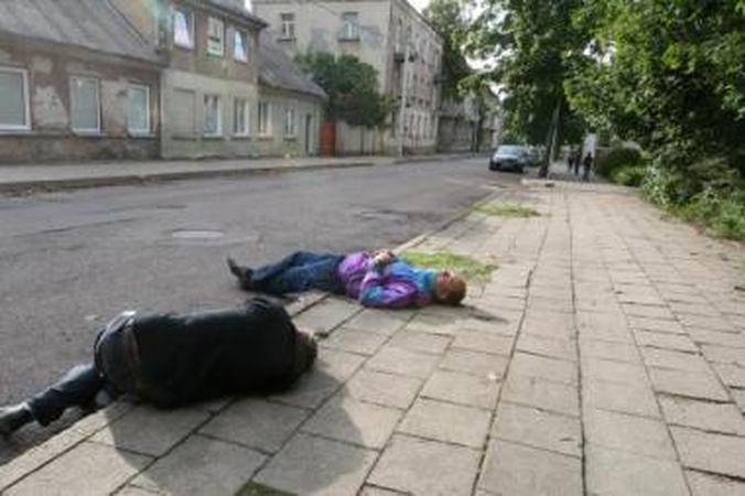 Pasekmės: pasigėrę vyrai kartais prikrečia pokštų, kurie atsisuka prieš juos pačius.