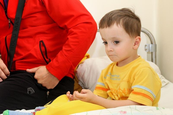 Reta genetine liga sergantis berniukas svajoja išmokti vaikščioti be skausmo ir ašarų