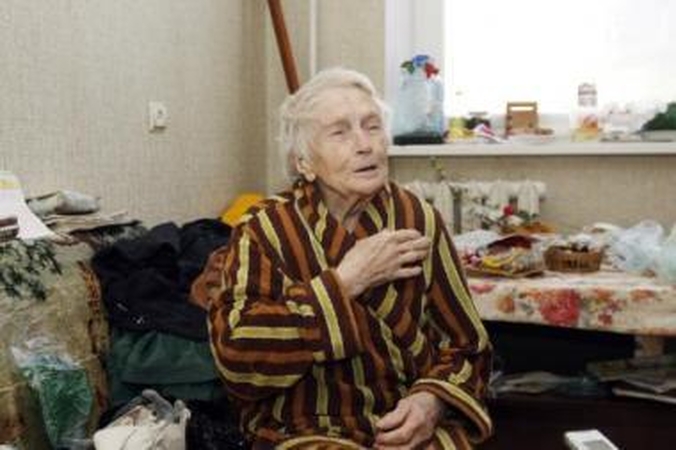 Senatvė: A.Radžiuvienė skursta, patiria smurtą, sunkiai susivokia aplinkoje, bet be dukros į globos namus vykti nenori.