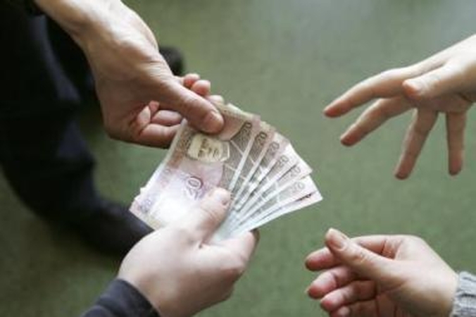 Prašo: į gyventojų santaupas rankas tiesia ne tik bankai, bet ir Vyriausybė, prašanti paskolinti pinigų ir mainais siūlanti taupymo lakštų.