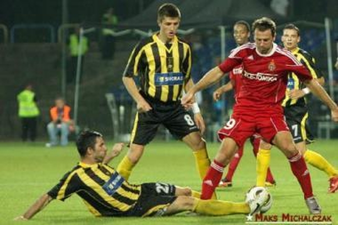 Sutriuškino: Krokuvos futbolininkai (raudona apranga) per dvejas rungtynes įmušė "Šiauliams" septynis įvarčius.
