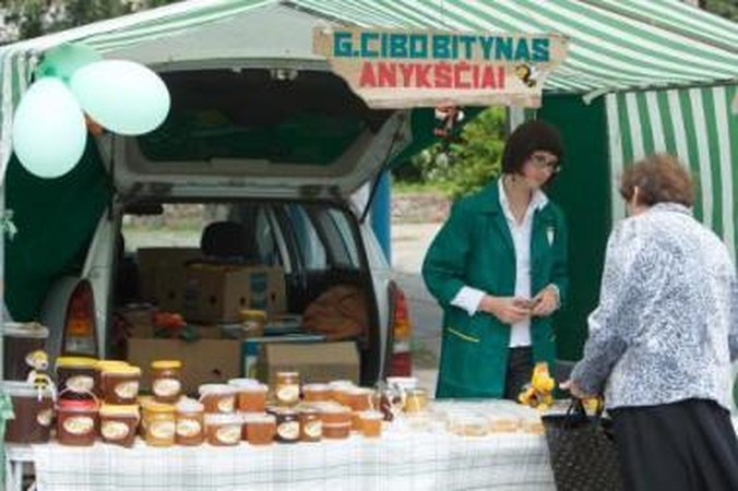 Bendravimas: iš ūkininkų produktus perkantys žmonės gali tiesiogiai pasakyti savo nuomonę apie jų gaminius.