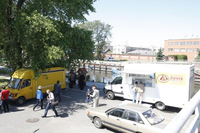 Prekiautojai žuvimis genami nuo piliavietės
